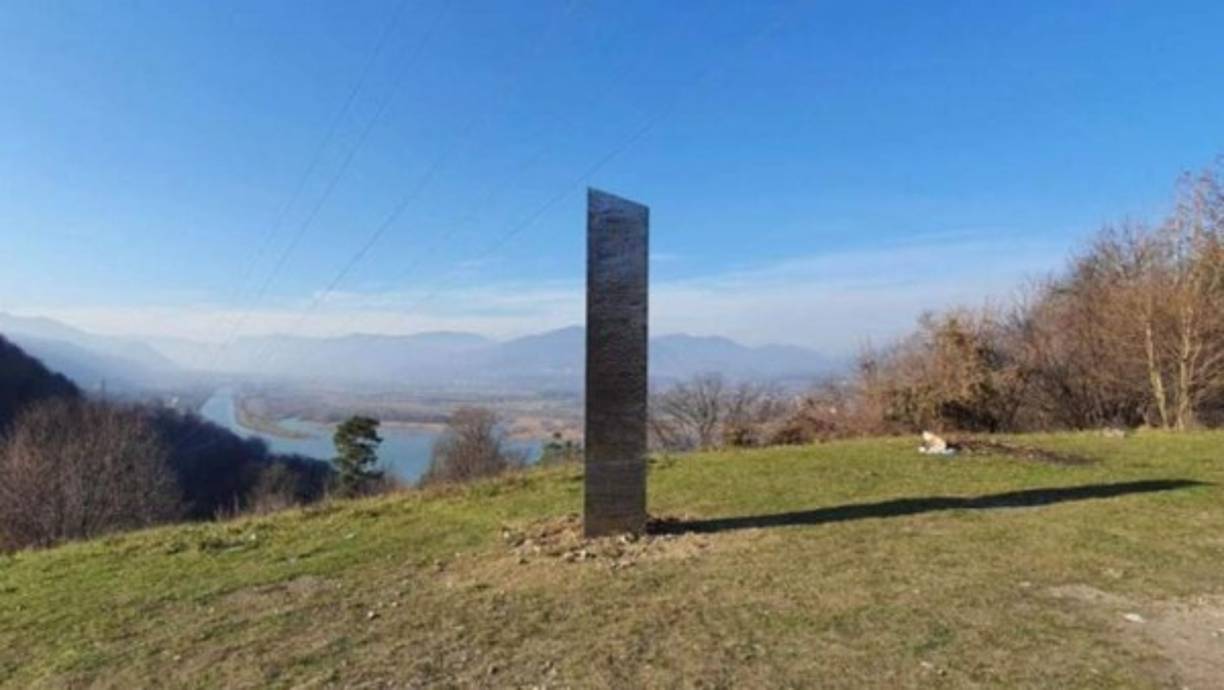 Tras la desaparición del monolito encontrado en Utah, otro ha aparecido en la zona noreste de Rumania. Los amantes del misterio atestiguan que ambos tienen un parecido notable y se ha llegado a decir que podrían ser el mismo, lo cual parece bastante inverosímil.