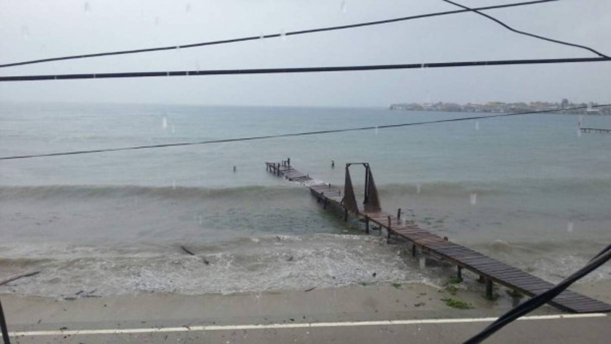 El paso por Honduras de la tormenta tropical Earl ha afectado a Islas de la Bahía, específicamente a Coxen Hole punta del aeropuerto.