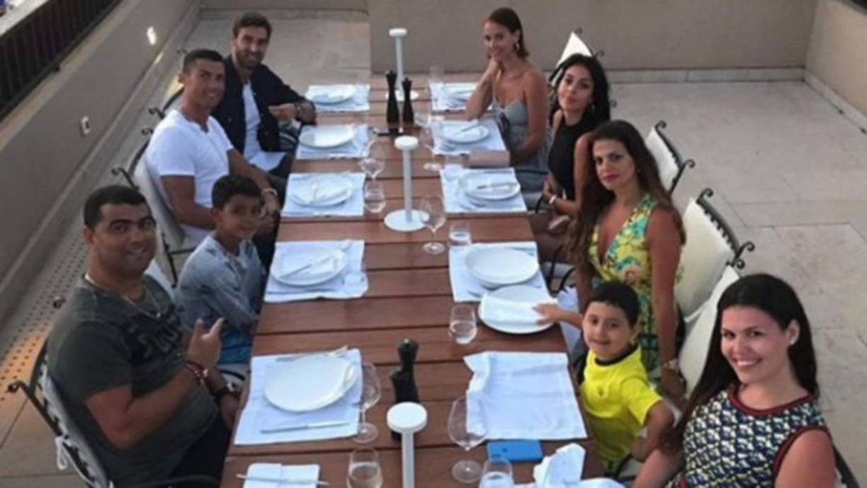 CR7 se ha trasladado junto a su novia, familiares y amigos a Grecia a la Costa Navarino, un lujoso complejo situado en la península del Peleponeso.