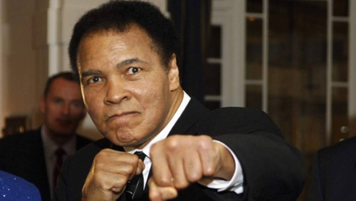 4. Mohamed Ali, la leyenda del boxeo.<br/>El ícono del boxeo Mohamed Ali murió a principios de junio en Phoenix (Estados Unidos) a los 74 años. Con él se apagó una de las mayores figuras de la historia del deporte, tres veces campeón mundial de los pesos pesados y oro olímpico en los Juegos de Roma-1960, pero también un emblema de la lucha por los derechos civiles. <br/>Nacido como Cassius Clay en 1942 renegó de ese “nombre de esclavo” y adoptó el de Mohamed Ali tras convertirse al islam.