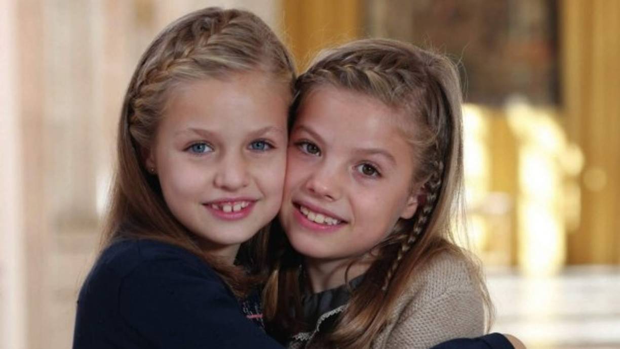 La Princesa Leonor siempre se muestra más tímida en los eventos públicos y apegada al protocolo que le rige por ser la futura reina de España. Al contrario de su hermana, que se desenvuelve más libremente e independiente.