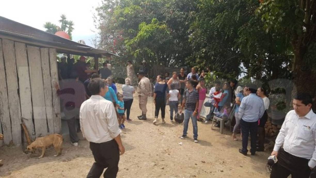 Cuando era trasladado hacia el sector de San Matías, para darle cristiana sepultura, muchos conductores bajaban el vidrio de los vehículos para demostrar su consternación por lo sucedido.<br/>