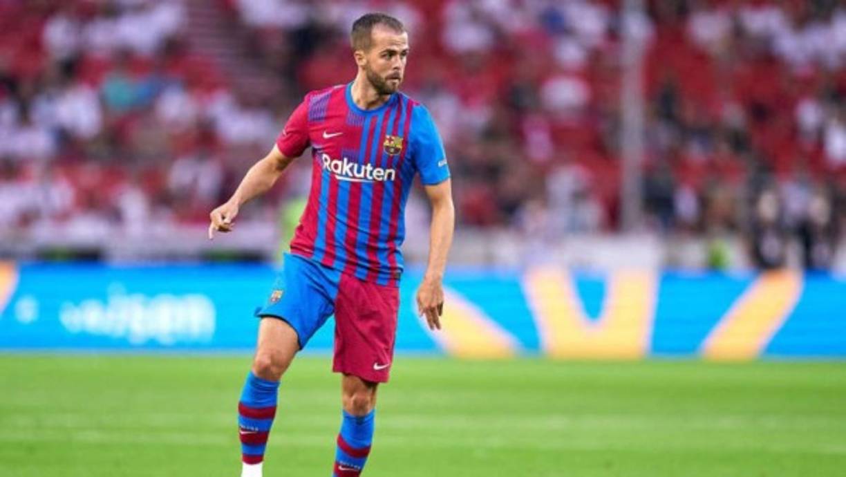 Miralem Pjanic es una salida inminente en el Barça y podría regresar a la Serie A. El centrocampista bosnio del Barça (31 años) parece tener las puertas cerradas de la Juventus tras el fichaje de Manuel Locatelli, procedente del Sassuolo, pero ahora se le abre la puerta de la Fiorentina, que está estudiando su incorporación. Según La Gazzetta dello Sport, el representante del futbolista azulgrana ha ofrecido sus servicios al club viola. El