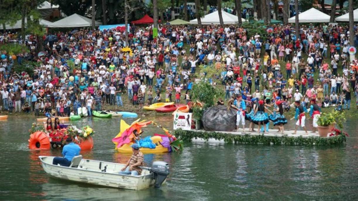 Cientos de personas se apostaron desde tempranas horas en las orillas del canal para admirar el primer desfile de carrozas acuáticas en el Lago de Yojoa.