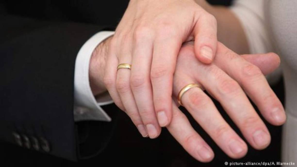 En Alemania y Holanda los enamorados usan anillos de compromiso en la mano izquierda, y después de la boda, en la mano derecha, lo cual simboliza el cambio de su estatus social.