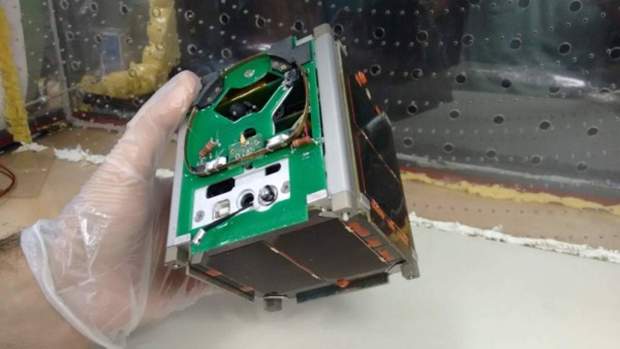 Chile lanza en la India su primer satélite hecho en el país<br/><br/>El Satélite de la Universidad de Chile para la Investigación Aeroespacial (Suchai-1), fabricado en su totalidad en el país latinoamericano, fue enviado al espacio desde la isla de Sriharikota en India. <br/>El aparato se trata de un nanosatélite o CubeSat de 10 por 10 centímetros, que girará en torno a la tierra para estudio del planeta y las condiciones para futuras misiones.