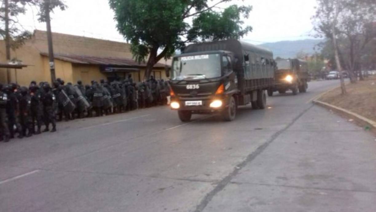 Fuertes contingentes militares se apostaron desde temprano en las afueras de la cárcel sampedrana para iniciar el traslado de los privados de libertad.