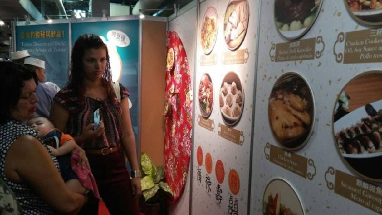 Los platos de la cocina taiwanesa eran exhibidos en un llamativo (y apetitoso) mural.