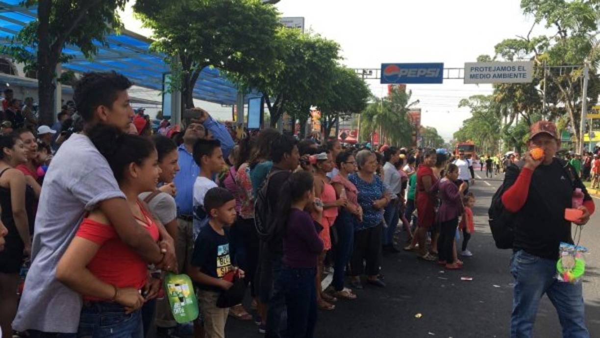 Los sampedranos y visitantes disfrutaron del colorido y extraordinario desfile del carnaval que se realizó en conmemoración a la Feria Juniana 2018.