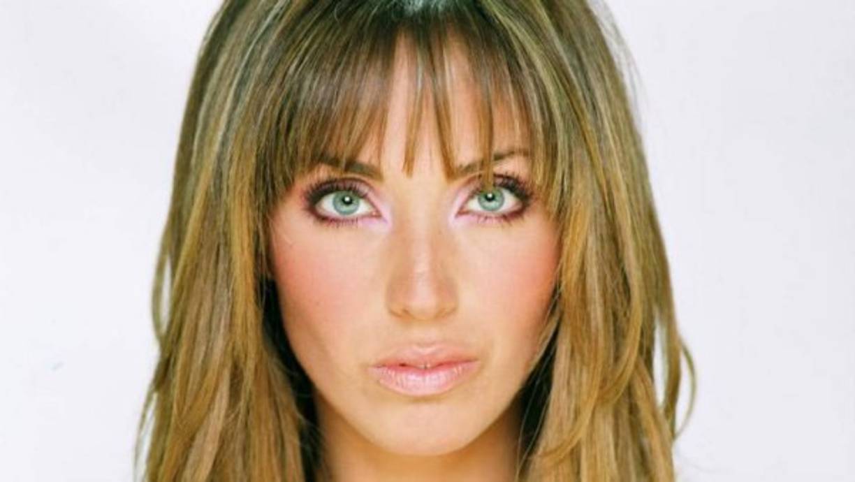 El 7 de enero de 2015, Anahí reveló a través de su cuenta de Instagram que la confección del vestido contaría con el trabajo de mujeres chiapanecas, el diseño estaría a cargo del diseñador mexicano Benito Santos y José Ramón Hernández sería el coordinador de moda.