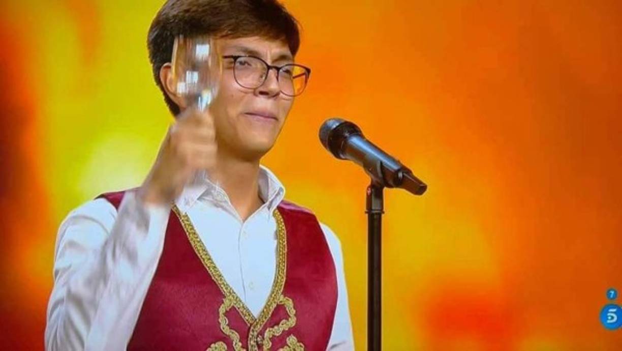 Oswaldo Rodríguez contó cómo se dio la oportunidad de que Dennis viajara a España y obtuviera una beca. “En 2019 lo invitaron a un evento musical que era patrocinado por la Embajada de España. Entonces ellos le otorgaron un boleto para viajar a España y conocer el Conservatorio Superior. Gracias a ese boleto, y al apoyo de otras instituciones, incluida la Banda Sinfónica, logran que Dennis realizara varias audiciones en España y también en Italia. En Italia tuvo clases con una maestra especializada en su tipo de voz. Finalmente Dennis fue admitido con una beca en la Escuela Superior de Canto, de España. Una de las escuelas más prestigiosas de Europa’, dijo el docente y músico. <br/>Foto: Telecinco.