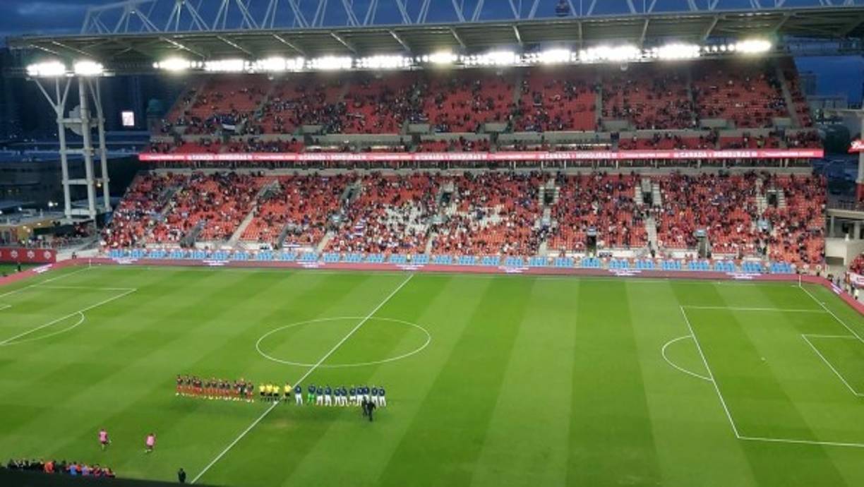 Los equipos titulares de Canadá y Honduras durante los himnos nacionales en el estadio BMO Field de Toronto.