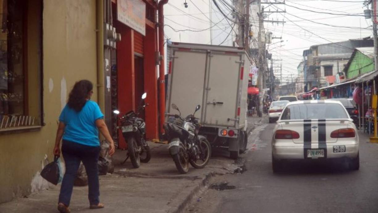 Mientras más grande el vehículo, más espacio ocupa sobre la acera.