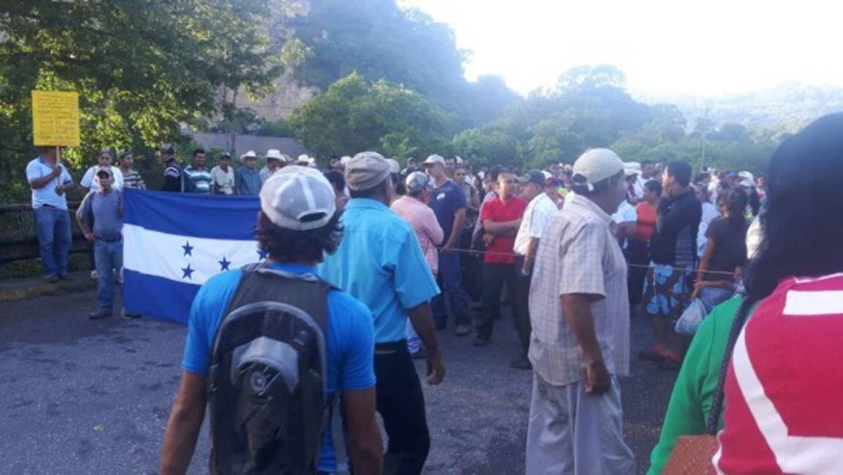 Los pobladores protestan contra la contaminación del río Chiquila del municipio de Nueva Frontera, Santa Bárbara.