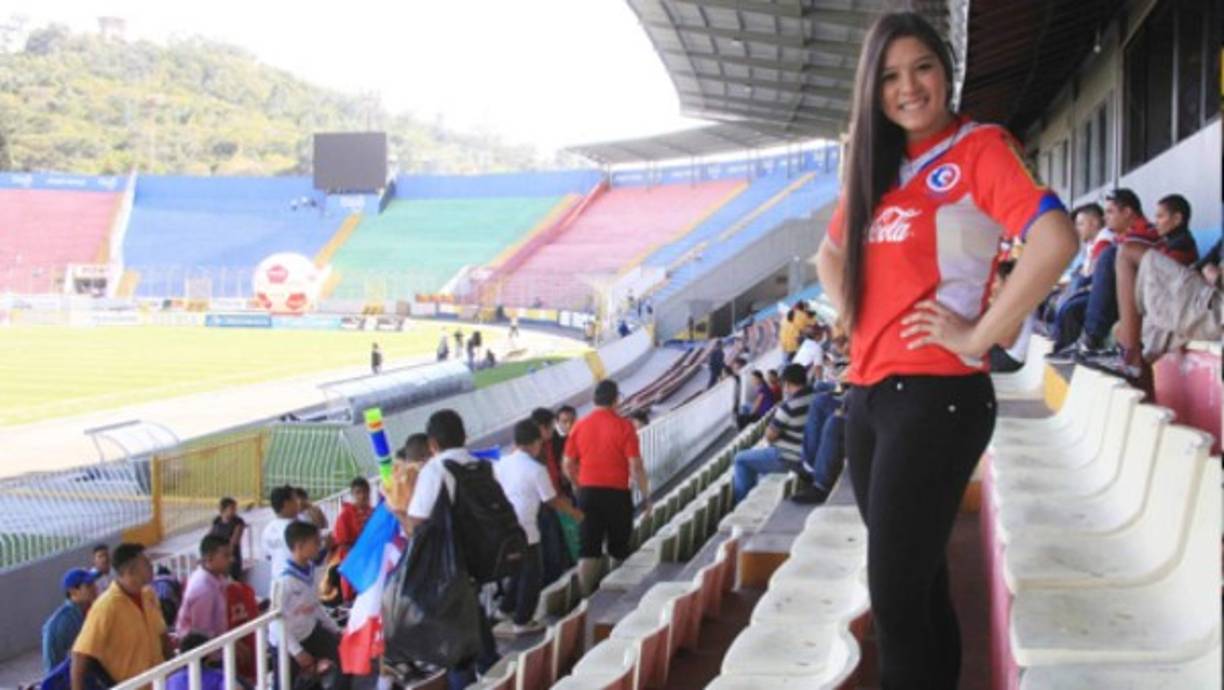 El Olimpia siempre cuenta con el apoyo de esta hermosa chica.