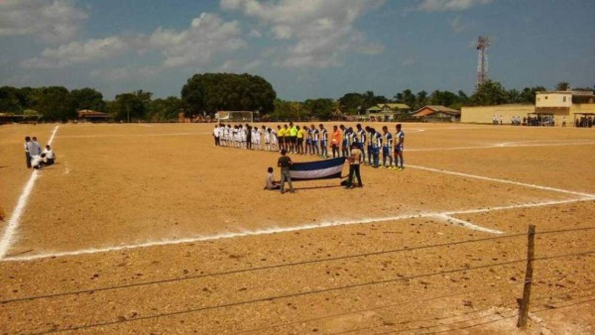 Así es la cancha de Puerto Lempira, la Mosquitia, donde juega de local el equipo Galácticos de la Liga Mayor de Honduras. Se dio a conocer cuando se disputó un partido de la Copa Presidente.