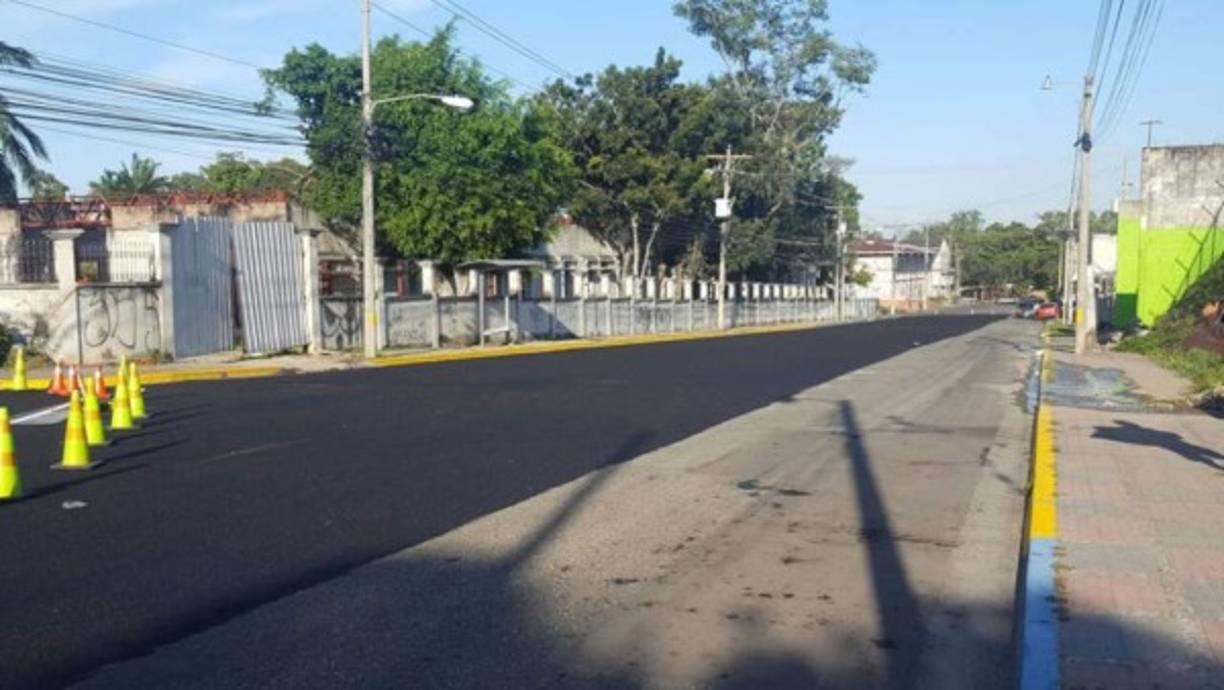 En la tecera calle y 14 avenida se colocó pavimento hidraúlico más instalación de lámparas nuevas.