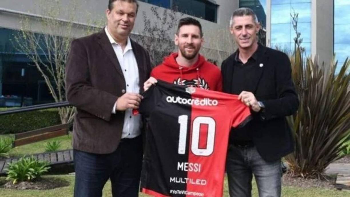 Además del Barcelona, el Club Atlético Newell's Old Boys es el otro equipo por el que simpatiza Lionel Messi. Inclusive se menciona que en el equipo argentino sueñan con tener al crack argentino en sus filas .