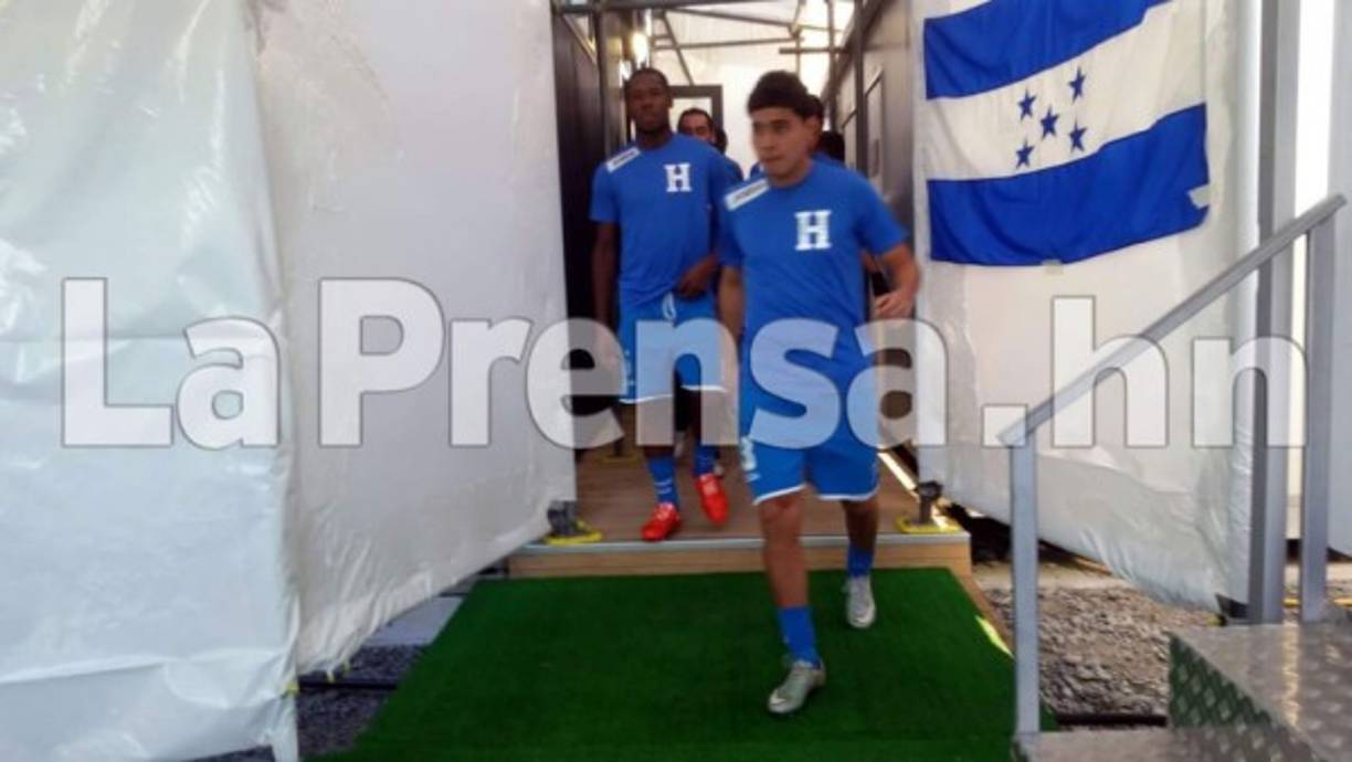 Los jugadores de Honduras al momento de salir a reliazar el calentamiento previo.