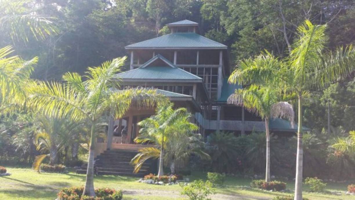 Una de las casas incautadas en el marco de la “Operación Orca” en La Ceiba del narcotraficante hondureño Francisco Javier Zelaya Fúnez, condenado en Estados Unidos. Foto facilitada por la Fuerza de Seguridad Interinstitucional Nacional (Fusina).