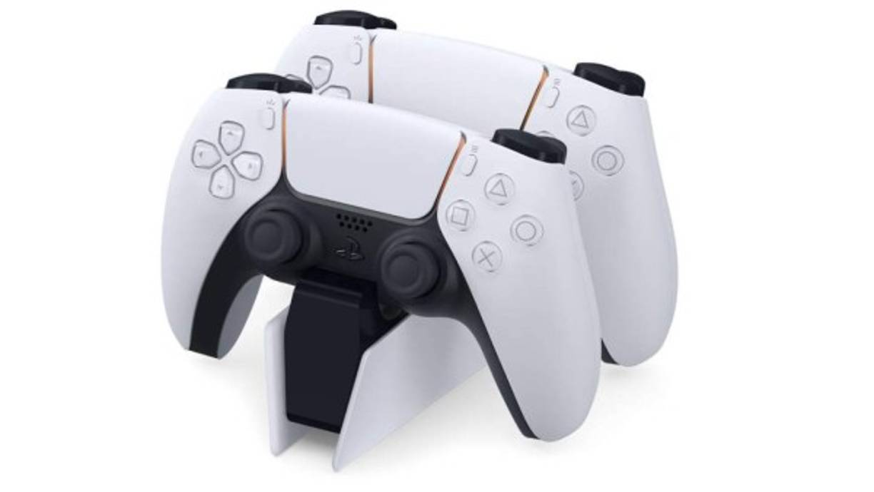 En cuanto al diseño, los fabricantes han optado por dos enfoques diferentes.&nbsp;Con su gran tamaño, una ligera iluminación azul y un revestimiento blanco con curvas en forma de V, la PS5 abandona el unicolor de los modelos antiguos para adoptar una apariencia futurista inédita. Lo mismo ocurre con su mando, que también ha visto su aspecto histórico muy modificado.&nbsp;