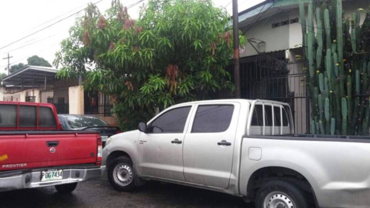 Un abogado sampedrano fue víctima de un atentado la tarde de este miércoles en el barrio Lempira de San Pedro Sula, al norte de Honduras. Hasta el momento se ha identificado al profesional del derecho como Luis Alonso Castellanos, quien recibió varios impactos de bala y fue llevado de inmediato a una clínica de la ciudad donde recibe asistencia médica. El bufete del abogado está ubicado en la 8 avenida, 11 calle, del barrio Lempira. Según las primeras versiones, una pareja llegó al bufet y se fueron directamente donde el abogado y le pidieron un servicio y en lo que estaban negociando la mujer le disparó. Al momento de los disparos, habían otros apoderados legales en la oficina y fueron quienes auxiliaron al abogado, quien recibió los impactos en el abdomen.