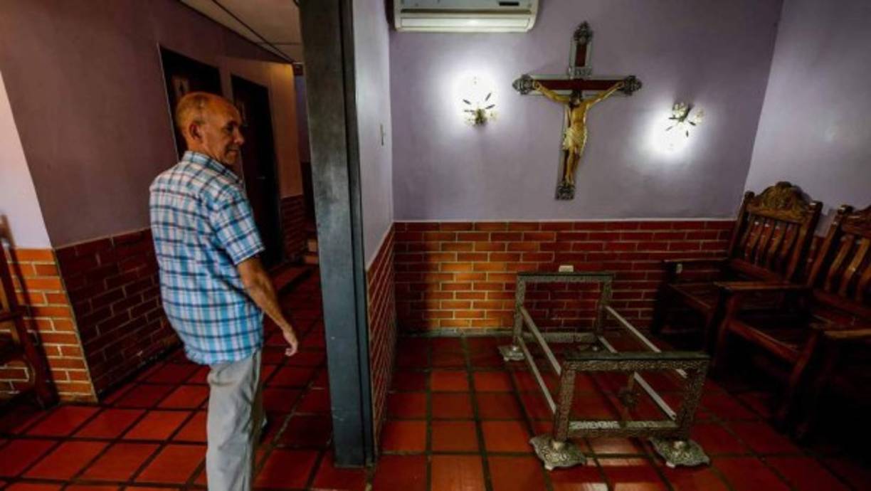 La Policía de Bolivia detuvo a la hija, el yerno y la prima de una mujer de 69 años que era velada todavía con vida en una funeraria y la Fiscalía los acusará de intento de 'homicidio piadoso', informaron hoy fuentes oficiales. La anciana, identificada como Carmen Pilar Ch., fue trasladada el martes a una funeraria de La Paz desde el Hospital del Torax, donde los médicos la desahuciaron tras atenderla por una complicación de varias enfermedades, según las investigaciones policiales. La Policía sospecha que los familiares supuestamente esperaban la muerte de la mujer y por eso la dejaron en la funeraria. La anciana pasó la noche cubierta con una sábana sobre una mesa preparada para que su cuerpo sea inyectado con formol.