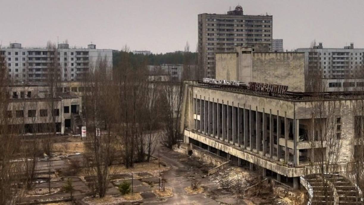 La ciudad de Prípiat se halla en Ucrania, en la ciudad de Kiev, cerca de la frontera con Bielorrusia. Esta ciudad debe su abandono al accidente nuclear ocurrido el 26 de abril de 1986, en el que explotó el reactor 4 de la Central Nuclear de Chernóbil.<br/>Debido a la radiación, sus habitantes fueron obligados a dejar sus residencias. El mismo año en que fueron evacuados se construyó la ciudad de Slavútich para albergar a las familias. <br/>Imagen tomada de https://es.pinterest.com/pin/534450680755319543/