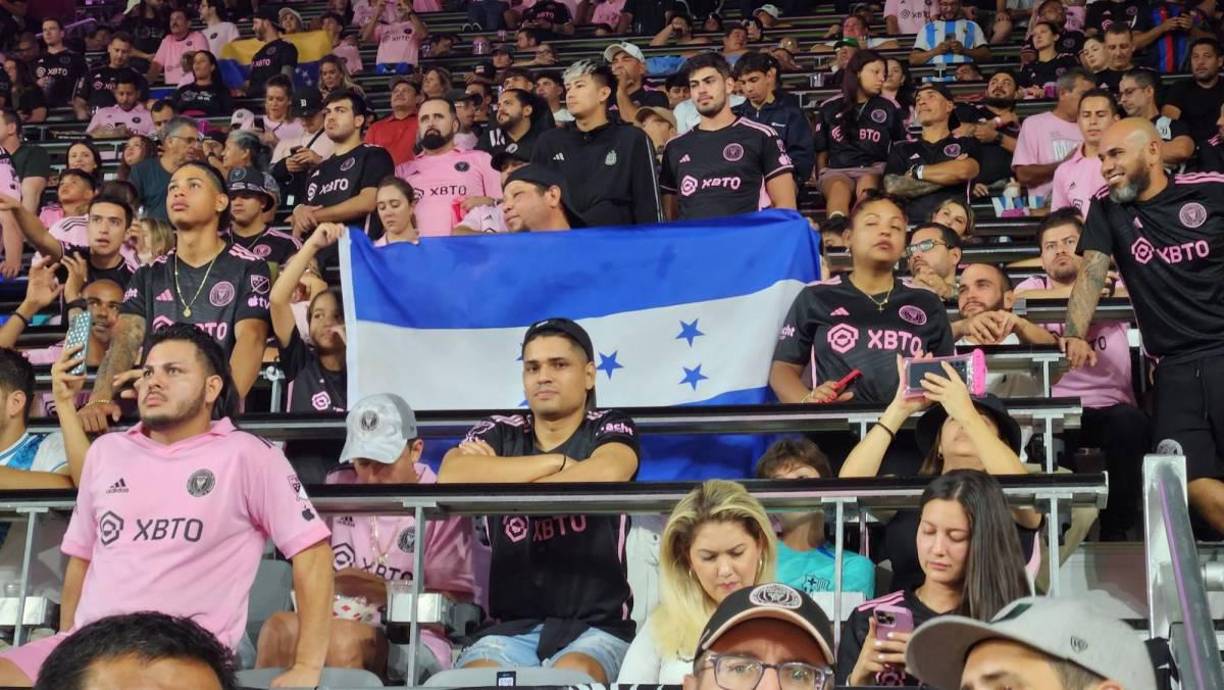 La bandera de Honduras presente al DRV PNK Stadium apoyando al catracho David Ruiz.