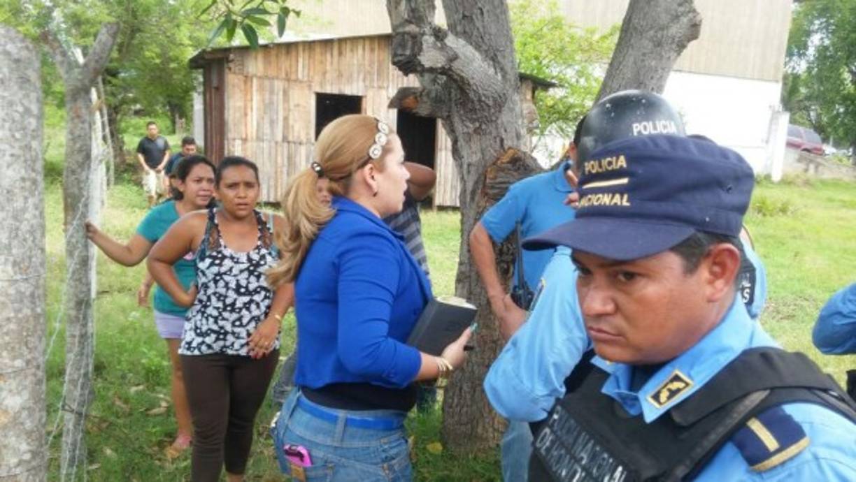 En horas de la mañana, un juez ejecutor dialogó con los habitantes y les dio dos horas para desalojar de manera pacífica, sin embargo, el diálogo se ha roto.<br/><br/>La mujer que aparece con camisa azul es la defensora de los pobladores, ella también fue desalojada por la fuerza.<br/><br/>'Pedimos ayuda porque aquí hay niños, hay ancianos y no tienen dónde dormir, por favor, solicitamos ayuda', dijo la profesional del derecho, quien hizo lo que pudo para evitar el desalojo.<br/>