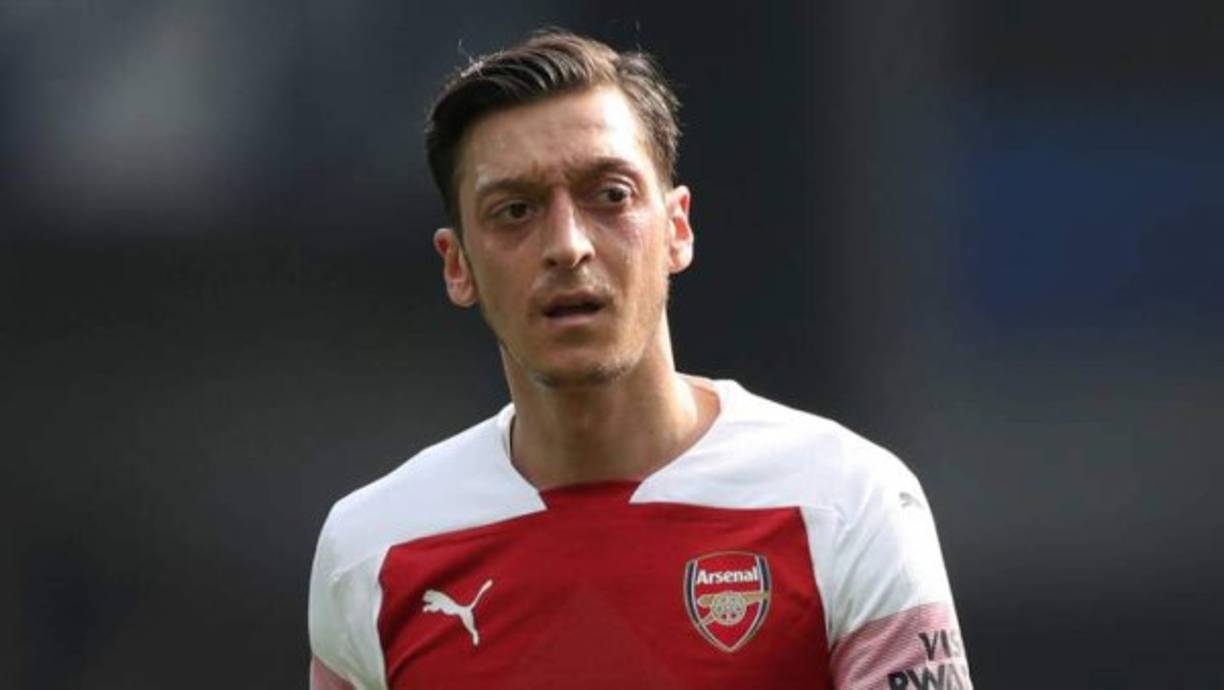 Mesut Özil: La etapa del mediocampista en el Arsenal estaría a punto de llegar a su fin. Según The Sun, el exjugador del Real Madrid ha recibido una oferta de 258.000 libras del Al-Nassr, equipo de Arabia Saudí.