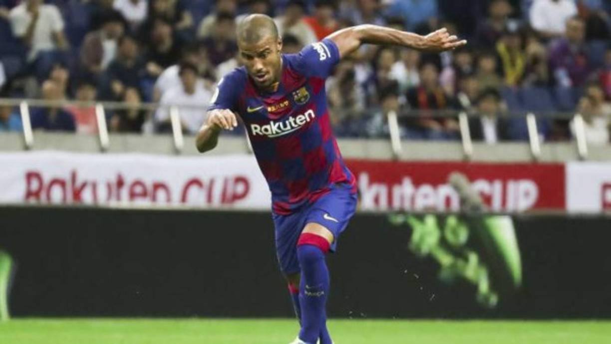 Según Mundo Deportivo, el FC Barcelona está pendiente de darle salida a Rafinha, aunque de momento no hay ofertas por él. El club lo tasa en 16 millones de euros y no entra en los planes de Ronald Koeman.