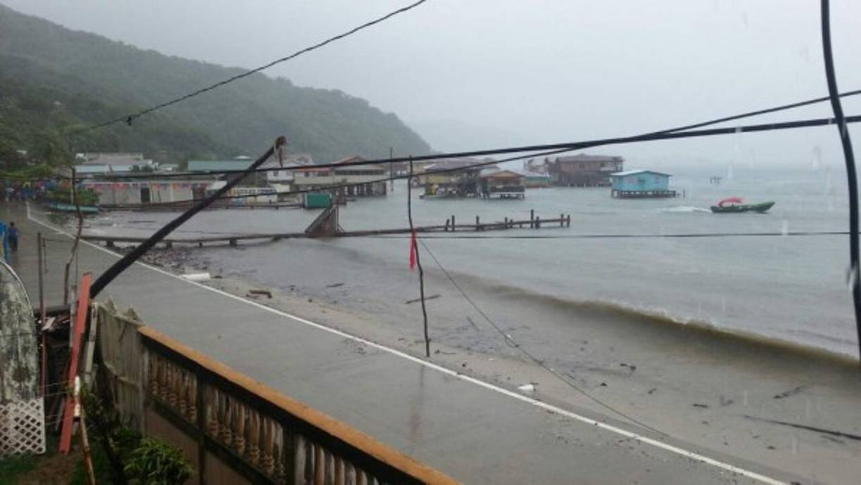 La tormenta tropical Earl en Islas de la Bahía, específicamente a Coxen Hole.