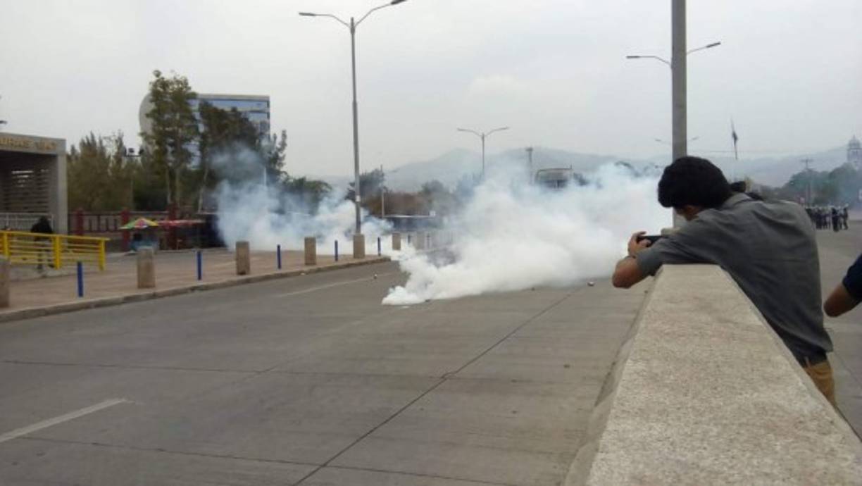 Un grupo de estudiantes universitarios se enfrentó este martes a un contingente de la Policía Nacional.
