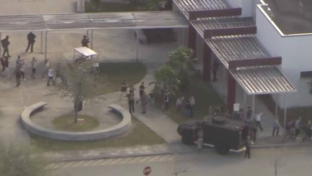 Los estudiantes salieron de la escuela con las manos en alto o cruzadas detrás de la cabeza mientras la policía sigue en búsqueda del sospechoso.