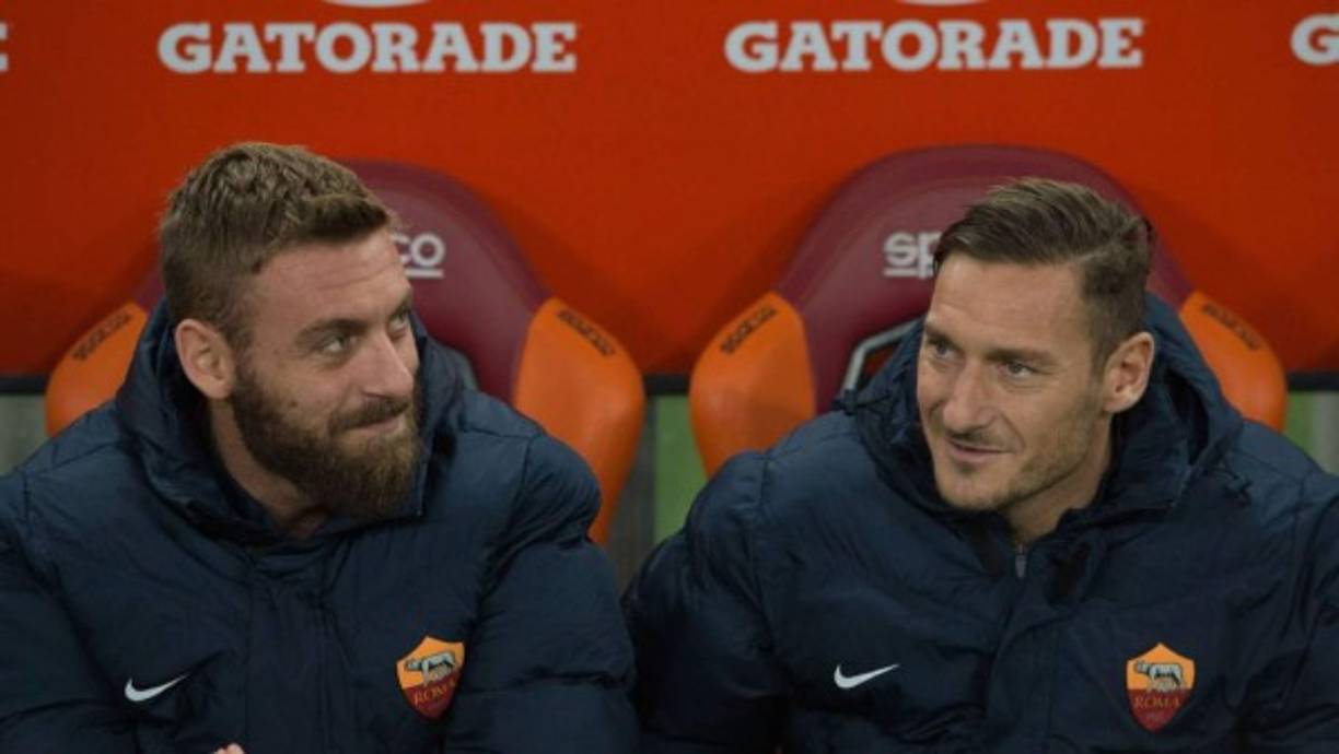 Tras la eliminación en la Copa, la Roma estaría pensando en planificar un nuevo proyecto de cara al futuro. Desde de 'La Gazzetta dello Sport' apuntan que dos de los principales referentes, Daniele de Rossi y Francesco Totti, podrían quedar fuera de dicho proyecto.