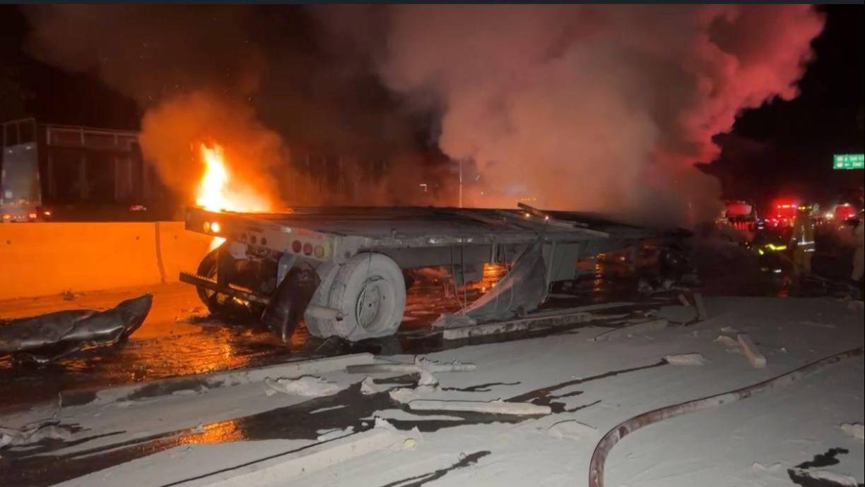 Tras el fuerte impacto, la rastra tomó fuego y quedó reducida a cenizas. 