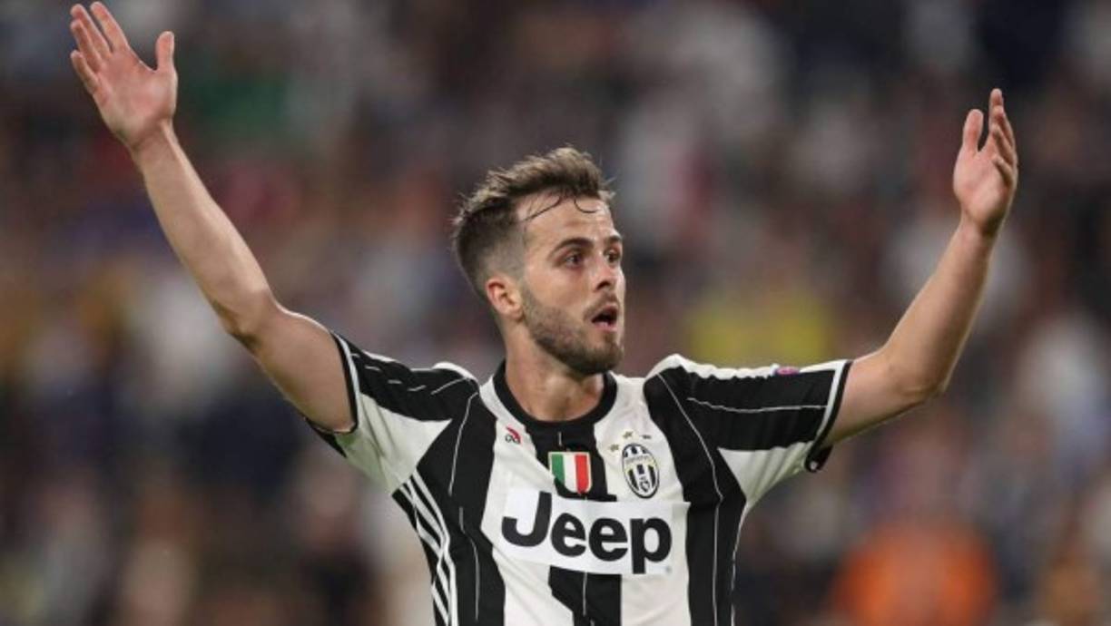 El Barcelona ha acelerado los contactos con el entorno de Miralem Pjanic y con la Juventus para concretar el fichaje del mediocampista bosnio. Mundo Deportivo apunta que el bosnio reúne todos los requisitos que busca el club azulgrana y es más asequible que Christian Eriksen Foto AFP