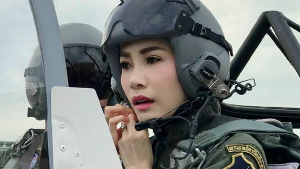 'En virtud de esta orden real, Sininat Wongwachiraphak será nombrada 'noble consorte real', dándole el título de Chao Khun Phra Sineesat Bilaskalyani, y sus rangos y posiciones militares como si nunca antes se le hubiera despojado de ellos', reza el texto publicado en la Gaceta Real.