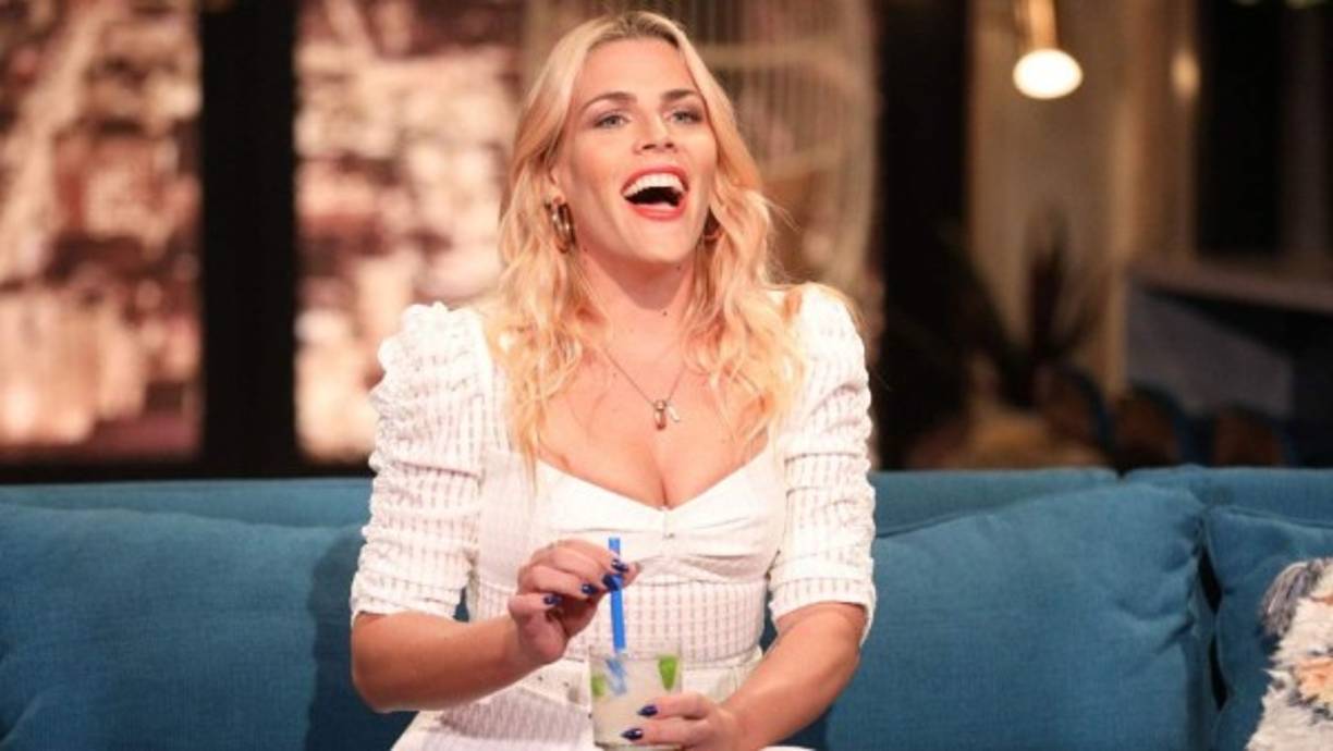 Durante su episodio también tuvieron una discusión sobre la sugerencia de Busy de que la sociedad 'simplemente se deshaga de los pronombres por completo. ¿Por qué, por qué los usamos?’.