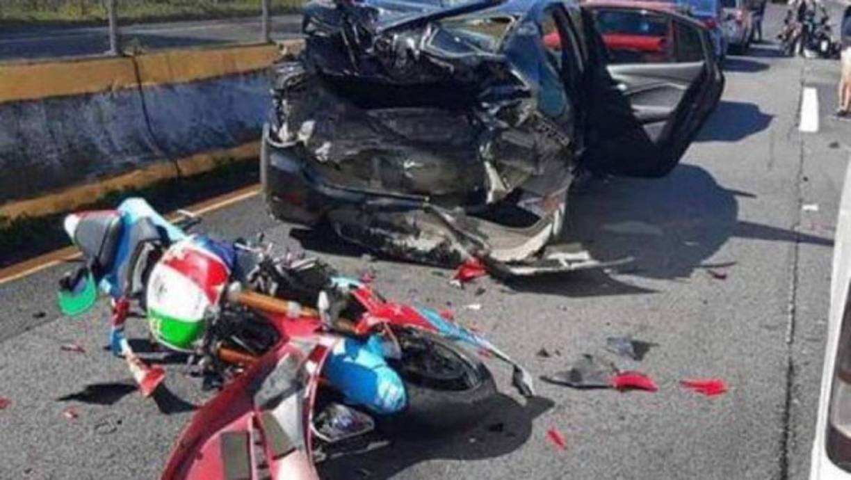 “Pasamos la caseta de cobro y venía yo con la moto de acá atrás, una Susuki roja que venía con su novia y veníamos circulando como a 250, o sea veníamos echando carreritas. Ya cuando se hizo doble la carretera delante de la gasolinera yo ya los perdí y ellos se estrellaron atrás de la camioneta blanca”, señaló el testigo identificado como Carlos Rosete