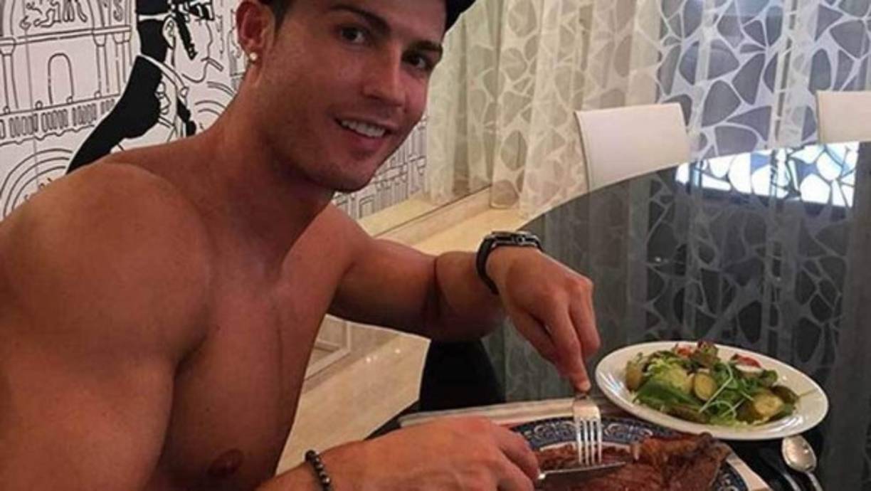 En el desayuno suele ingerir fiambres (jamón y queso) y yogurt bajas calorías. En el primer almuerzo (a media mañana), suele apelar al pollo con vegetales.