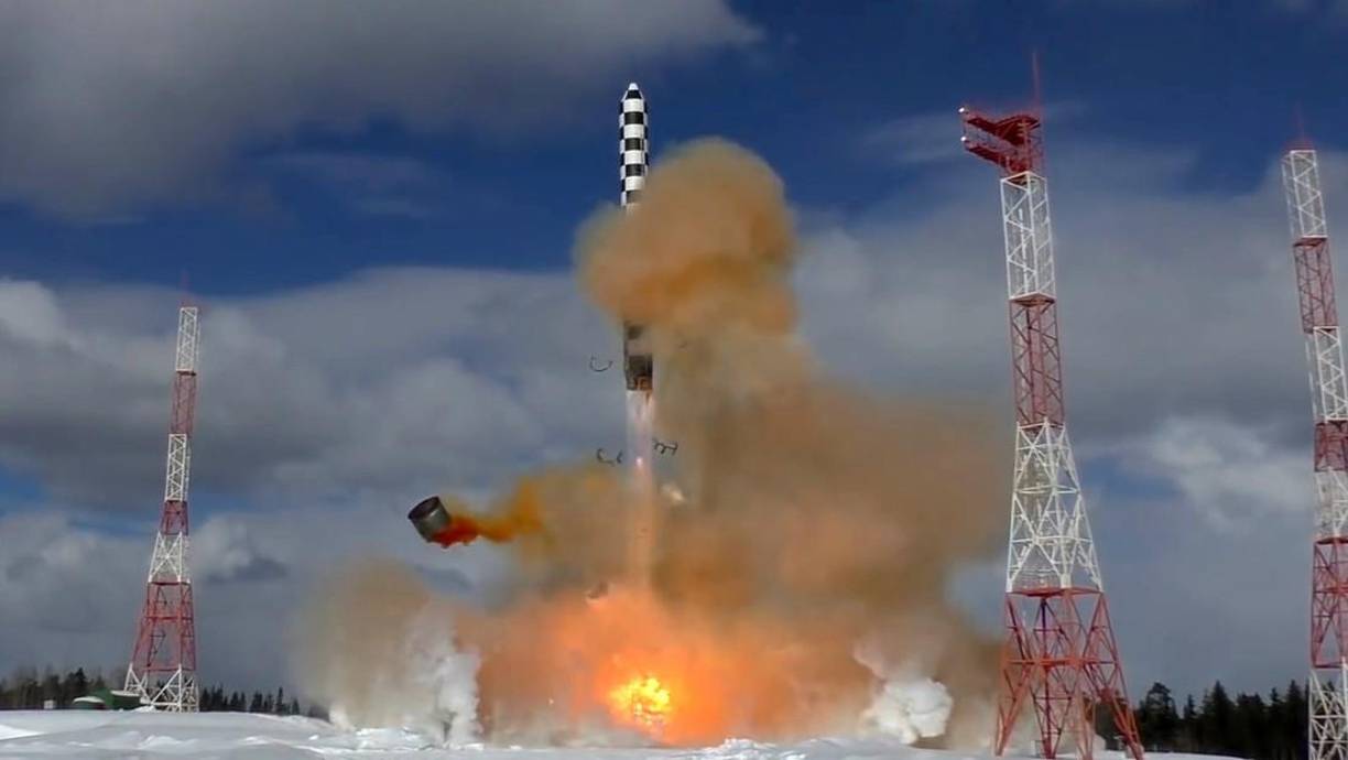 El Sarmat tiene un alcance de 18,000 kilómetros y una masa al despegue de más de 200 toneladas, con una carga útil de alrededor de 10 toneladas. Su cuerpo, de 35,5 metros de largo y tres metros de diámetros, permite alojar hasta 178 toneladas de combustible líquido.