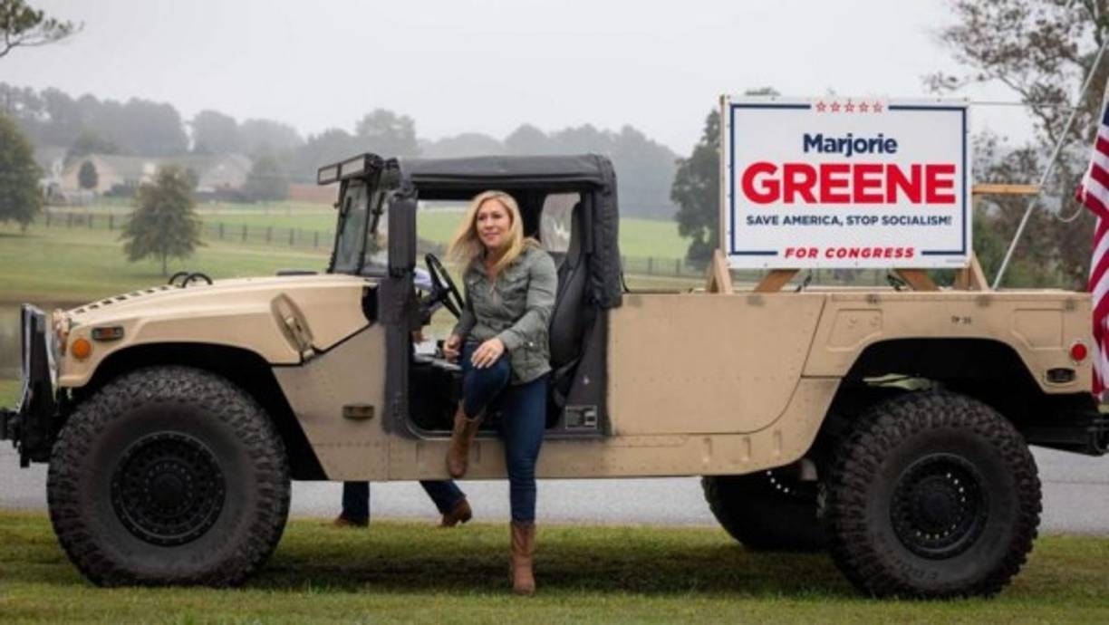 Greene le respondió acusándolo de arrodillarse ante los demócratas y afirmó que no está dispuesta a dejar su cargo.