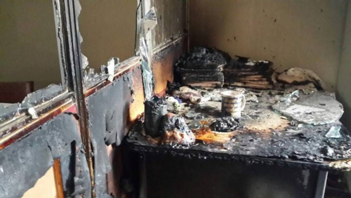 El fuego alcanzó varias partes del edificio.