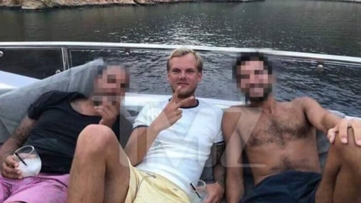 La foto más cercana a los últimos momentos del artista Tim Bergling, mejor conocido como Avicii, fueron reveladas por el portal TMZ.<br/>En la imagen aparece de buen humor junto con dos amigos, nada podría prever la tragedia que se avecinaba.<br/>
