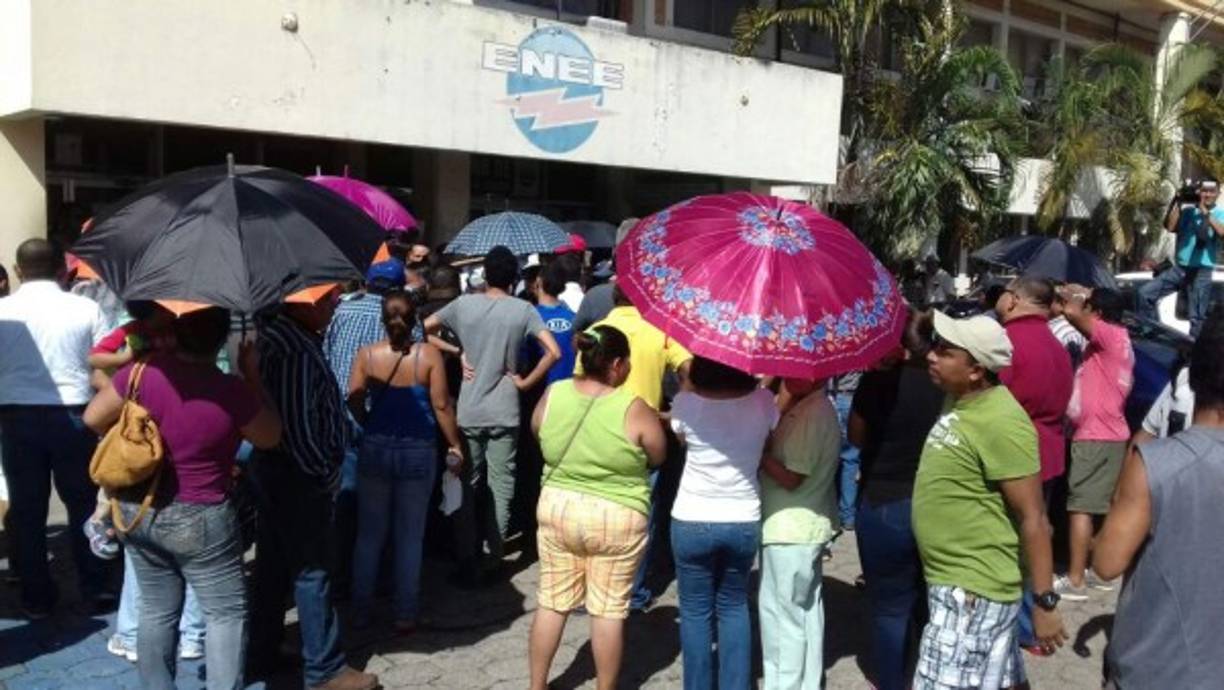 Las personas denunciaron que la factura de pago les ha salido por el doble de lo que pagan normalmente además de los cantantes racionamientos.<br/>