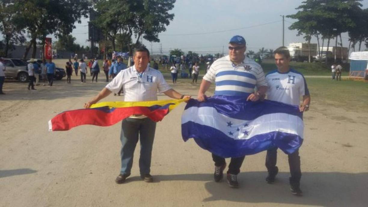 ¡Vamos con todo! Los hondureños no se quisieron perder este partido y llegaron para alentar a los muchachos.