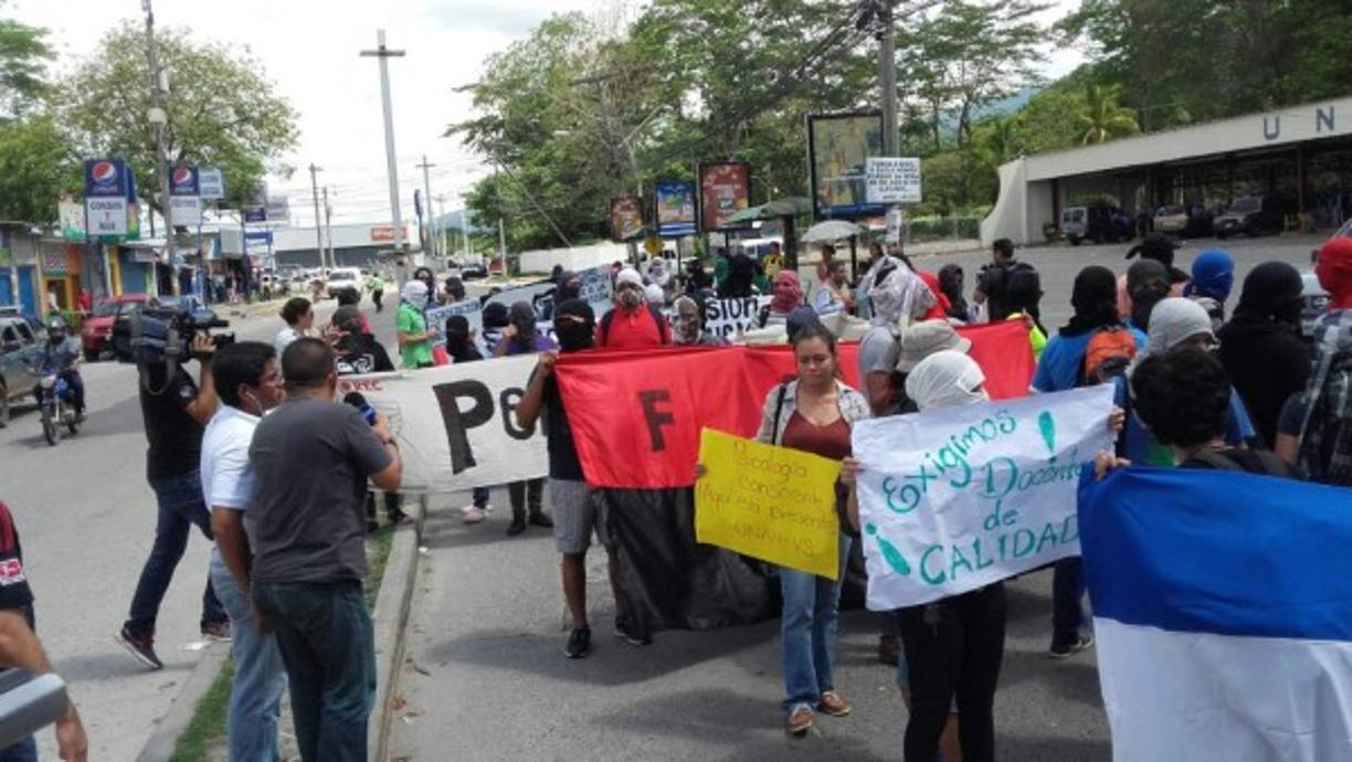 Los estudiantes que mantenían tomada las instalaciones de la Unah-vs entregaron su campus luego que una juez se presentara con una orden de desalojo.