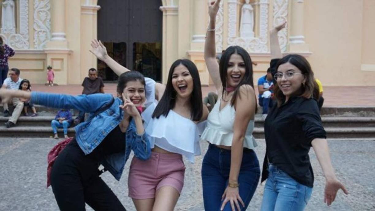 Varias fans de Bessy Dressy compartieron fotos en las redes sociales celebrando su triunfo.